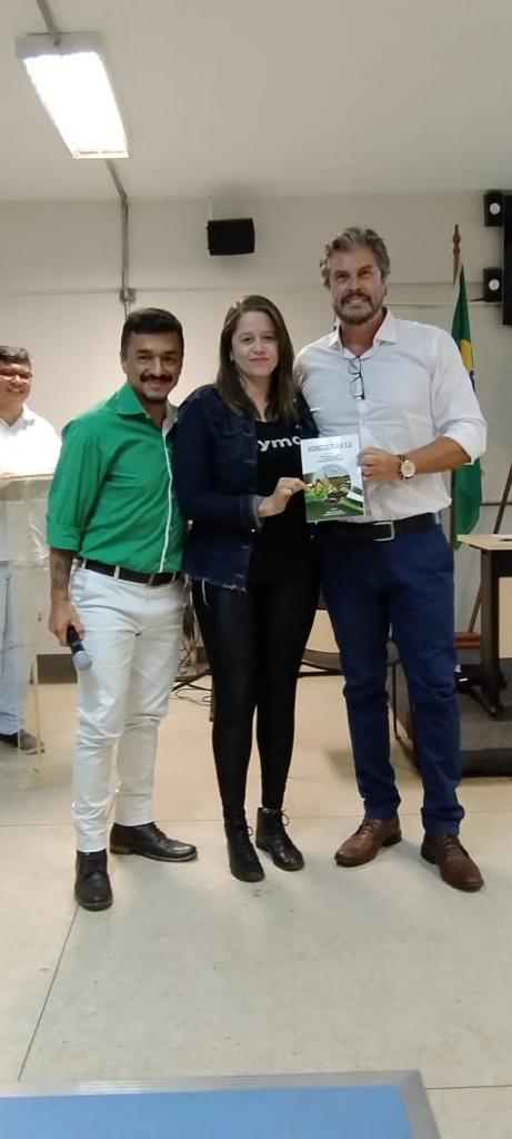 Professores Alan e Antônio Borges Junior, ao lado da aluna Camila de Souza, que ganhou um exemplar da obra